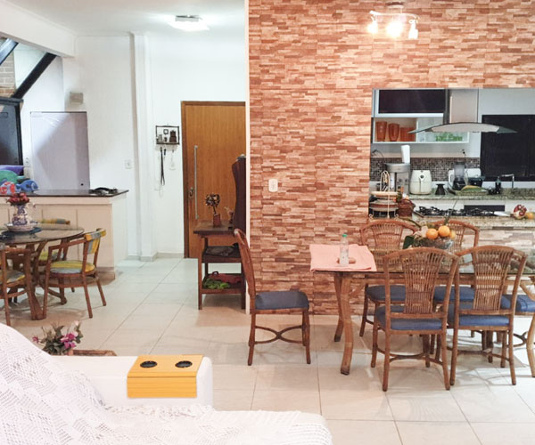 Sala de estar, TV e área de convivência