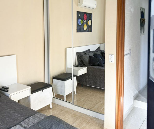 Quarto com cama de casal