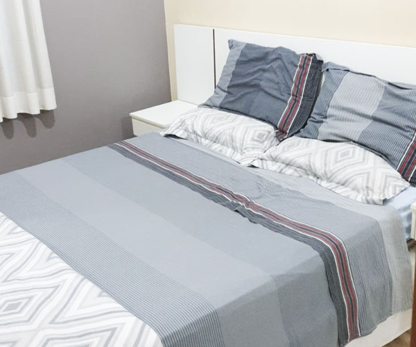 Quarto solteiro com beliche e colchões